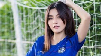 Cherry Ladapa, Fans Berat Chelsea yang Hobi Pamer Foto 'Panas'