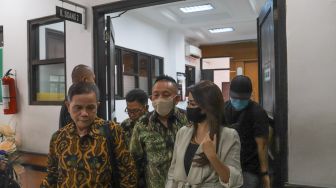 Pedangdut Jenita Janet saat keluar dari ruang sidang di Pengadilan Agama Bekasi, Jawa Barat, Selasa (4/8). [Suara.com/Alfian Winanto]