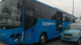 Bus Transjakarta Tabrak Angkot, Penumpang Dievakuasi