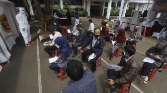 Sejumlah pegawai KPU dan Wartawan mengantre untuk mengikuti tes usap (swab test) secara massal di Gedung Komisi Pemilihan Umum Republik Indonesia ((KPU RI) Jakarta, Selasa (4/8/2020). [Suara.com/Angga Budhiyanto]