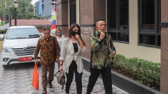 Pedangdut Jenita Janet ditemani kuasa hukumnya saat tiba di Pengadilan Agama Bekasi untuk mengikuti sidang gugatan harta dengan mantan suaminya, Alief Nurmaulid di Bekasi, Jawa Barat, Selasa (4/8). [Suara.com/Alfian Winanto]