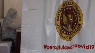 Petugas kesehatan mendata pegawai KPU dan Wartawan yang mengikuti tes usap (swab test) secara massal di Gedung Komisi Pemilihan Umum Republik Indonesia ((KPU RI) Jakarta, Selasa (4/8/2020). [Suara.com/Angga Budhiyanto]