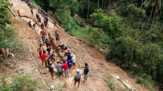 Warga bergotong royong membersihkan material longsor di Desa Olele, Kabupaten Bone Bolango, Gorontalo, Selasa (4/8/2020). [ANTARA FOTO/Adiwinata Solihin]
