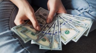 Beli Kulkas Bekas, Pria Ini Kaget Temukan 'Bonus' Uang Tunai Rp 1,3 M