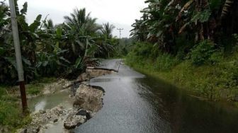 Sempat Jadi Temuan BPK, Ruas Jalan Sepe – Tintingon Tambah Rusak