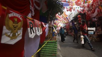 Suasana di Pasar Jatinegara yang dipadati oleh pedagang yang menjual pernak-pernik kemerdekaan di Jakarta, Rabu (5/8/2020). [Suara.com/Angga Budhiyanto]