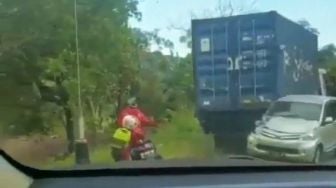 Detik-Detik Truk Kontainer Mundur dengan Kencang dan Nyaris Lindas Bocah