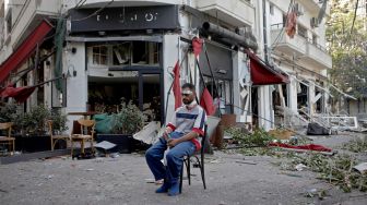 Warga duduk ditengah toko yang hancur setelah ledakan besar di wilayah pelabuhan Beirut, Lebanon, Selasa (5/8/2020). [Foto/AFP]