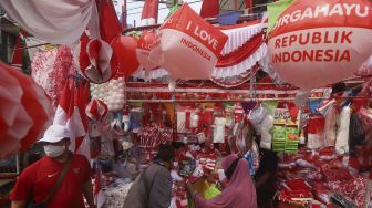 Pedagang melayani pembeli di lapaknya di Pasar Jatinegara, Jakarta, Rabu (5/8/2020). [Suara.com/Angga Budhiyanto]