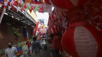 Suasana di Pasar Jatinegara yang dipadati oleh pedagang yang menjual pernak-pernik kemerdekaan di Jakarta, Rabu (5/8/2020). [Suara.com/Angga Budhiyanto]