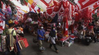 Aktivitas jual beli pernak-pernik kemerdekaan di Pasar Jatinegara, Jakarta, Rabu (5/8/2020). [Suara.com/Angga Budhiyanto]