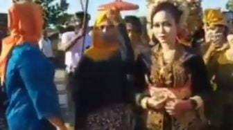 Syok Mantan Pacar Jadi Pengiring Pengantin, Wanita Ini Menangis Histeris