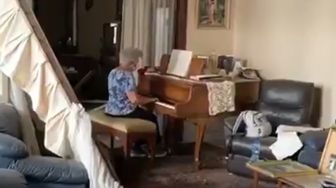 Sedih, Nenek Ini Main Piano di Rumah yang Hancur Pasca Ledakan Beirut