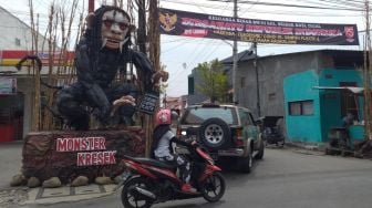 Sambut 17-an, Santoso Buat Monster Kresek Hanoman Hitam, Unik & Penuh Makna