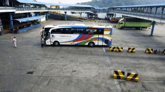 Bus dan truk yang akan menyeberang ke Sumatera terparkir di Dermaga 3 saat menunggu giliran masuk ke kapal ferry di Pelabuhan Merak, Banten, Kamis (6/8/2020). [ANTARA FOTO/Asep Fathulrahman]