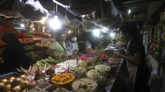 Pedagang melayani pembeli di Pasar Senen, Jakarta, Kamis (6/8/2020). [Suara.com/Angga Budhiyanto]