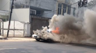 Madza RX7 Terbakar di Kebayoran Baru, Polisi Belum Ketahui Keberadaan Sopir