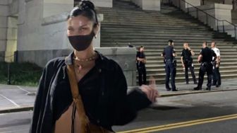 Geram Lihat Polisi Tak Pakai Masker, Bella Hadid Acungkan Jari Tengah