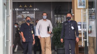 Aktor Dwi Sasono berjalan keluar usai menjalani pemeriksaan terkait kasus narkoba yang menjerat dirinya di Kejaksaan Negeri Jakarta Selatan, Kamis (6/8). [Suara.com/Alfian Winanto]