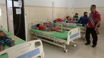 Pulang Kondangan, Puluhan Warga Lamongan Dilarikan ke RS Gegara Keracunan