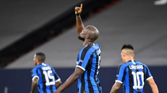 Penyerang Inter Milan Romelu Lukaku merayakan golnya bersama rekan setimnya usai mencetak gol pembuka selama pertandingan sepak bola babak 16 besar Liga Europa UEFA Inter Milan melawan Getafe di Gelsenkirchen, Jerman, Kamis (6/8) dini hari WIB.  [Ina Fassbender / AFP / POOL]