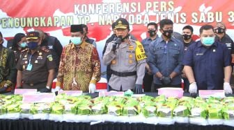 Kapolda Kalsel Irjen Pol Nico Afinta (tengah) didampingi Gubernur Kalsel Sahbirin Noor (kedua kiri) memaparkan penangkapan penyelundupan 300 kilogram sabu saat rilis ungkap kasus tindak pidana narkoba di Mapolda Kalsel di Banjarmasin, Kalimantan Selatan, Jumat (7/8/2020). [ANTARA FOTO/Bayu Pratama S]