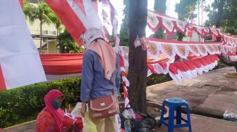 Nenek Penjual Bendera Ngeluh Cuma Dapat Seratusan Ribu Perhari