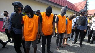 Polisi menggiring tersangka kasus narkoba saat rilis ungkap kasus tindak pidana narkoba di Mapolda Kalsel di Banjarmasin, Kalimantan Selatan, Jumat (7/8/2020).  [ANTARA FOTO/Bayu Pratama S]