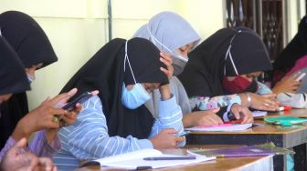 Pelajar dari berbagai jenjang sekolah mengikuti proses belajar mengajar dalam jaringan (daring) menggunakan fasilitas WiFi gratis, di Masjid Al Muhajirin, Banjarmasin, Kalimantan Selatan, Sabtu [ANTARA FOTO/Bayu Pratama]
