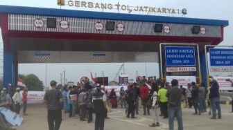Duit Pembebasan Lahan Belum Dibayar Pengadilan, Warga Blokade Tol Jatikarya