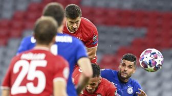 Pemain depan Bayern Munich Robert Lewandowski menyundul bola dan mencetak gol keempat untuk timnya selama pertandingan  babak 16 besar Liga Champions UEFA antara FC Bayern Munich melawan Chelsea di Munich, Jerman, Sabtu (8/8/2020). [Tobias SCHWARZ / AFP]