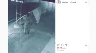 Pria Mencuri Bendera Merah Putih Terekam CCTV, Warganet Malah Salut