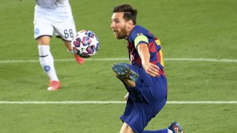 Penyerang Barcelona Lionel Messi mengontrol bola pada pertandingan leg kedua babak 16 besar Liga Champions UEFA antara FC Barcelona melawan Napoli di stadion Camp Nou, Barcelona, Sabtu (8/8/2020). [LLUIS GENE / AFP]