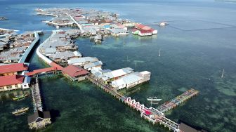 Foto aerial permukiman suku Bajo, Torosiaje, Kabupaten Pohuwato, Gorontalo, Minggu (9/8/2020). [ANTARA FOTO/Adiwinata Solihin]