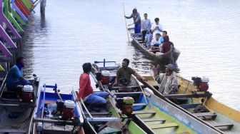 Sejumlah warga menggunakan jasa perahu saat mengunjungi permukiman suku Bajo, Torosiaje, Kabupaten Pohuwato, Gorontalo, Minggu (9/8/2020). [ANTARA FOTO/Adiwinata Solihin]