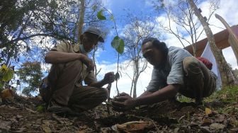 Peringati Hari Konservasi Alam dengan Tanam Pohon dan Pungut Sampah