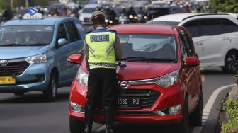 Manfaatkan Fitur Canggih Mobil, Pria Ini Harus Berurusan dengan Polisi