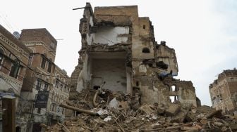 Runtuhnya bangunan bersejarah di Kota Tua Sanaa, Yaman, pada (8/8/2020). [Mohammed HUWAIS / AFP]