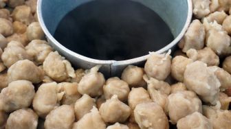 Viral Pria Jajan Bakso Pentol di Pedagang Kaki Lima, Tawaran Harganya Bikin Publik Syok