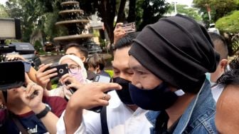 Penyanyi Anji menjalani pemeriksaan di Polda Metro Jaya, Senin (10/8/2020) terakit kasus dugaan penyebaran berita bohong. Anji dilaporkan oleh Ketua Umum Cyber Indonesia, Muannas Alidid terkait video Hadi Pranoto soal ramuan Covid-19, yang diunggah di channel YouTube milik Anji, Anji Manji. [Evi Ariska/Suara.com]