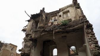 Runtuhnya bangunan bersejarah di Kota Tua Sanaa, Yaman, pada (8/8/2020). [Mohammed HUWAIS / AFP]