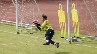 Penjaga Gawang Persib Bandung I Made Wirawan menyelesaikan porsi latihan di Stadion GBLA, Bandung, Jawa Barat, Selasa (11/8/2020).  [ANTARA FOTO/Novrian Arbi]