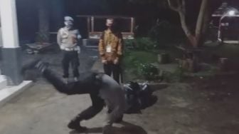 Girang Warganya Lulus Jadi Polisi, Kapolsek Maliku Langsung Jungkir Balik