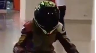 Viral Pembalap Adu Cepat di Dalam Mall, Motornya Jadi Sorotan