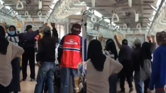 Tak Terima Ditegur karena Merokok di KRL, Pria Ini Marah dan Dorong Petugas