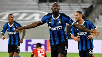 Penyerang Inter Milan Romelu Lukaku merayakan golnya usai mencetak gol kedua  selama pertandingan sepak bola perempat final Liga Europa antara Inter Milan melawan Bayer Leverkusen di Merkur Spiel-Arena, Dusseldorf, Jerman, Selasa (11/8/2020) dini hari WIB. [Martin Meissner / POOL / AFP]
