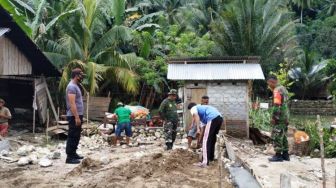 Polsek Balantak dan Koramil Bangun Rumah Warga Terdampak Banjir