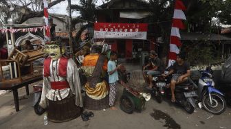 Sejumlah warga beraktivitas di Kampung Ondel-ondel, Jalan Kembang Pacar, Senen, Jakarta, Rabu (12/8/2020). [Suara.com/Angga Budhiyanto]