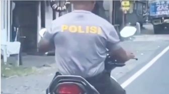 Aksi Pemotor Berkaus Polisi Bikin Heran Pengguna Jalan, Santuy Abis!