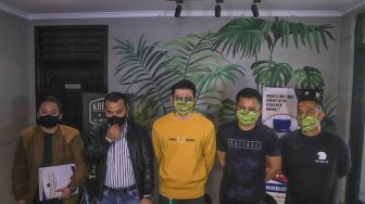 Penyanyi Irwansyah menggelar jumpa pers terkait kasus penggelapan dana dengan Pengusaha Medina Zein di Kawasan Tebet Timur, Jakarta Selatan, Rabu (12/8). [Suara.com/Alfian Winanto]